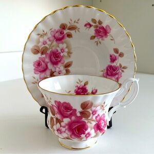 EUC Vtg Royal Albert Teacup and Saucer Encased in Multiple Soft Pink Roses